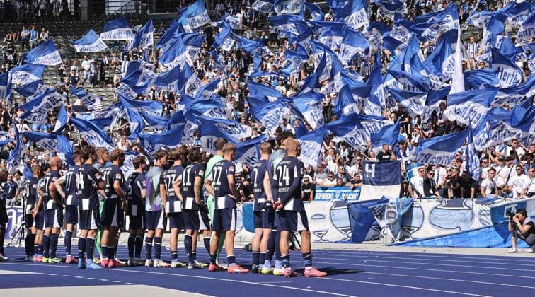 Hertha team in front of the fans after lap of honor after the end of the match Sport Football Soccer DFL 2 Bundesliga Men 2 Matchday Season 2025 2026 10 08 2025 Hertha BSC Berlin vs Karlsruher SC KSC DFL regulations prohibit any use of photographs as image sequences and or quasi video