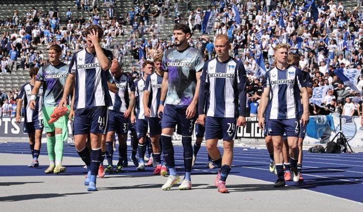 Linus Gechter, Agustin Rogel, Jon Dagur Thorsteinsson, Julian Eitschberger disappointed at the lap of honor after the end of the match Disappointment Sport Football Soccer Football DFL 2 Bundesliga Men 2 Matchday Season 2025 2026 10 08 2025 Hertha BSC Berlin vs Karlsruher SC KSC DFL regulations prohibit any use of photographs as image sequences and or quasi video