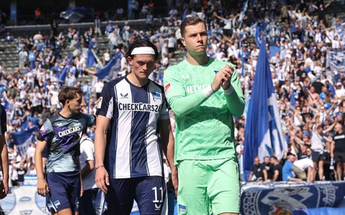 Fabian Reese, goalkeeper Tjark Ernst disappointed at the lap of honor after the end of the game Disappointment Sport Football Soccer DFL 2 Bundesliga Men 2 Matchday Season 2025 2026 10 08 2025 Hertha BSC Berlin vs Karlsruher SC KSC DFL regulations prohibit any use of photographs as image sequences and or quasi video