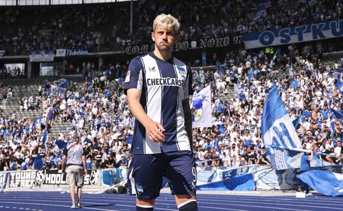 Dawid Kownacki disappointed at the lap of honor after the end of the game Disappointment Sport Football Soccer DFL 2 Bundesliga Men 2 Matchday Season 2025 2026 10 08 2025 Hertha BSC Berlin vs Karlsruher SC KSC DFL regulations prohibit any use of photographs as image sequences and or quasi video