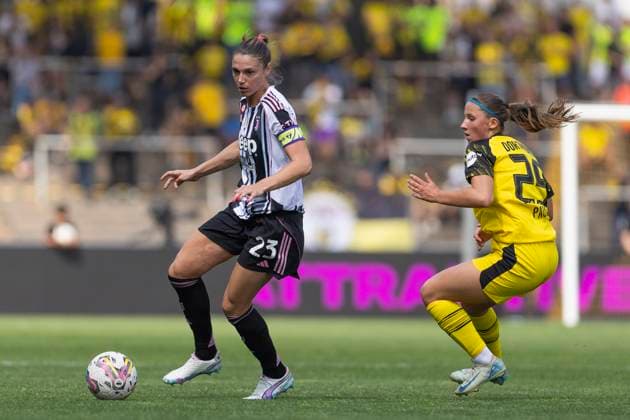 Test match women Borussia Dortmund Juventus Turin 10 08 2025 Cecilia Salvai Juventus Turin, 23 , Emilia Pauls Borussia Dortmund, 29 in the test match between Borussia Dortmund and Juventus Turin, on 10 08 2025, Stadion Rote Erde, Dortmund Copyright: xBEAUTIFULxSPORTS Meuselx