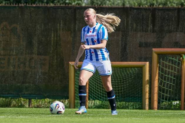 Elize van Vilsteren SC Heerenveen, 14 on the ball, cropped, single image, full body, action, action scene, 10 08 2025, Bremen Germany , football, test match women, SV Werder Bremen SC Heerenveen xobx