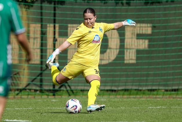 Mariella El Sherif Goalkeeper, Goalkeeper, SV Werder Bremen, 39 on the ball, single image, full body, action, action scene, 10 08 2025, Bremen Germany , Soccer, Test match women, SV Werder Bremen SC Heerenveen xobx