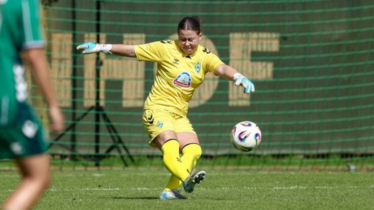 Mariella El Sherif Goalkeeper, Goalkeeper, SV Werder Bremen, 39 on the ball, single image, full body, action, action scene, 10 08 2025, Bremen Germany , Soccer, Test match women, SV Werder Bremen SC Heerenveen xobx