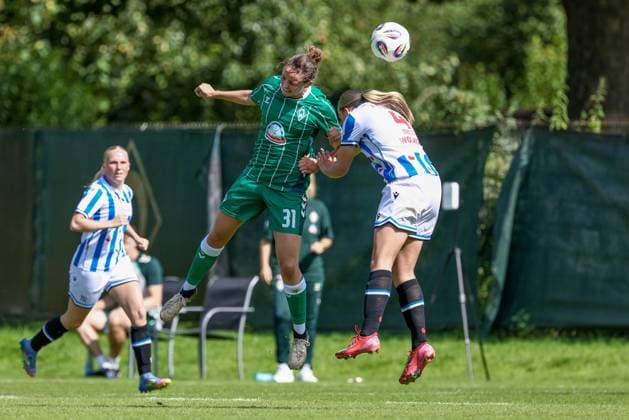 from left Verena Wieder SV Werder Bremen, 31 and Eef Smits SC Heerenveen, 4 at header, action, action scene, 10 08 2025, Bremen Germany , Soccer, Test match women, SV Werder Bremen SC Heerenveen xobx