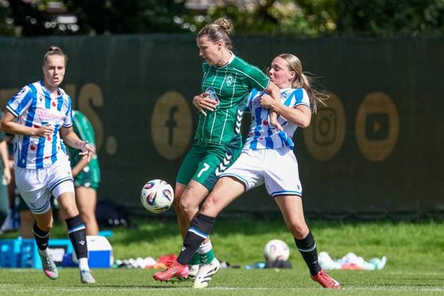 from left Larissa Mühlhaus SV Werder Bremen, 7 and Eef Smits SC Heerenveen, 4 in duel, duel, dynamics, action, action, match scene, 10 08 2025, Bremen Germany , Soccer, Test match women, SV Werder Bremen SC Heerenveen xobx