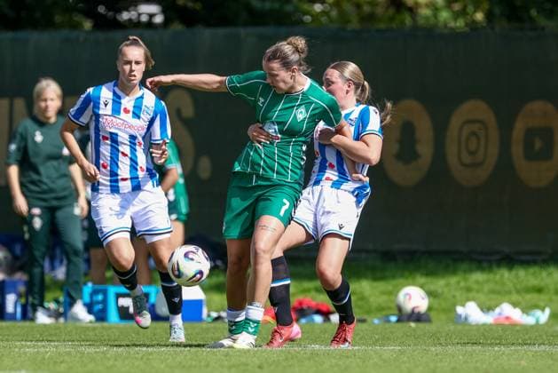 from left Larissa Mühlhaus SV Werder Bremen, 7 and Eef Smits SC Heerenveen, 4 in duel, duel, dynamics, action, action, match scene, 10 08 2025, Bremen Germany , Soccer, Test match women, SV Werder Bremen SC Heerenveen xobx