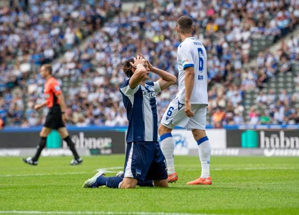 Soccer, Men, Season 2025 2026, 2 Bundesliga 2 Matchday , Hertha BSC Karlsruher SC, v l Fabian Reese Hertha BSC , Nicolai Rapp Karlsruher SC , 10 08 2025, Copyright: xSebastianxRäppold MatthiasxKochx