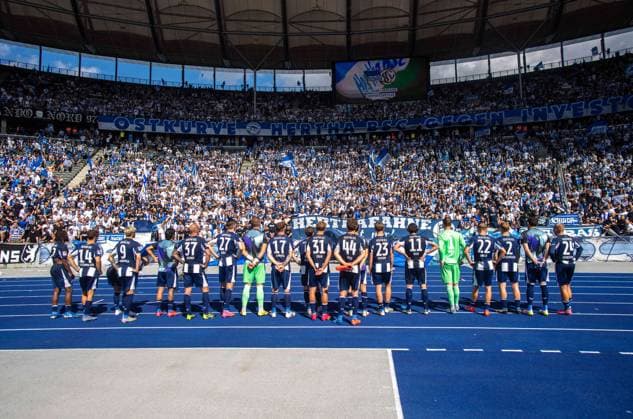 Soccer, Men, Season 2025 2026, 2 Bundesliga 2 Matchday , Hertha BSC Karlsruher SC, Fans and players of Hertha after the final whistle, 10 08 2025, Copyright: xSebastianxRäppold MatthiasxKochx