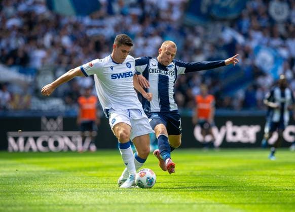 Soccer, Men, Season 2025 2026, 2 Bundesliga 2 Matchday , Hertha BSC Karlsruher SC, v l Marcel Beifus Karlsruher SC , Jon Dagur Thorsteinsson Hertha BSC , 10 08 2025, Copyright: xSebastianxRäppold MatthiasxKochx