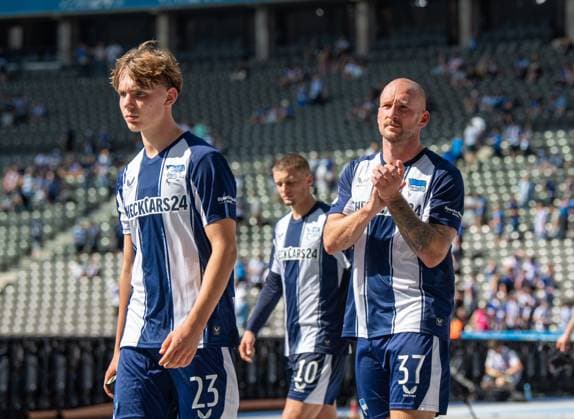 Soccer, Men, Season 2025 2026, 2 Bundesliga 2 Matchday , Hertha BSC Karlsruher SC, f l Kennet Eichhorn Hertha BSC , Toni Leistner Hertha BSC , Disappointment after final whistle, 10 08 2025, Copyright: xSebastianxRäppold MatthiasxKochx