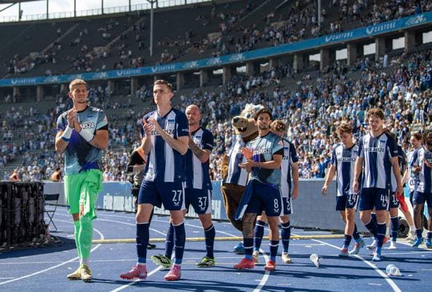 Soccer, Men, Season 2025 2026, 2 Bundesliga 2 Matchday , Hertha BSC Karlsruher SC, f l Goalkeeper Dennis Smarsch Hertha BSC , Niklas Kolbe Hertha BSC , Toni Leistner Hertha BSC , Kevin Sessa Hertha BSC , Maurice Krattenmacher Hertha BSC , Linus Gechter Hertha BSC , Disappointment after final whistle, 10 08 2025, Copyright: xSebastianxRäppold MatthiasxKochx