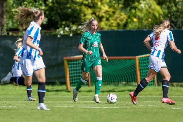 Sharon Beck SV Werder Bremen, 27 on the ball, single image, full body, action, action scene, 10 08 2025, Bremen Germany , Soccer, Test match women, SV Werder Bremen SC Heerenveen xobx