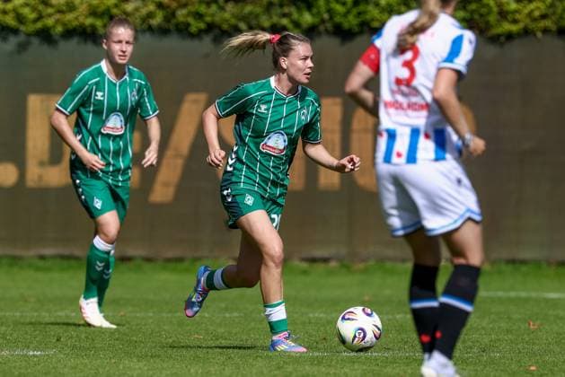 Juliane Wirtz SV Werder Bremen, 28 on the ball, single image, full body, action, action scene, 10 08 2025, Bremen Germany , Soccer, Test match women, SV Werder Bremen SC Heerenveen xobx