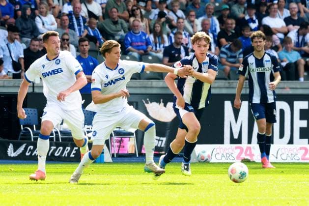 DEU, DFL, 2 FBL, Hertha BSC vs Karlsruher SC, 10 08 2025, Berliner Olympiastadion, Berlin, DEU, DFL, 2 FBL, Hertha BSC vs Karlsruher SC, im Bild Kennet Eichhorn Hertha BSC Berlin 23 , David Herold Karlsruher SC 20 DFL regulations prohibit any use of Photographs as image sequences and or quasi video nordphotoxGmbHx xEngler nph00076