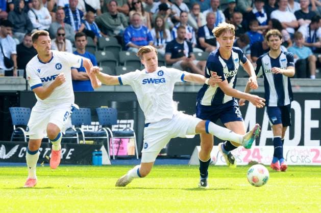 DEU, DFL, 2 FBL, Hertha BSC vs Karlsruher SC, 10 08 2025, Berliner Olympiastadion, Berlin, DEU, DFL, 2 FBL, Hertha BSC vs Karlsruher SC, im Bild Kennet Eichhorn Hertha BSC Berlin 23 , David Herold Karlsruher SC 20 DFL regulations prohibit any use of Photographs as image sequences and or quasi video nordphotoxGmbHx xEngler nph00076