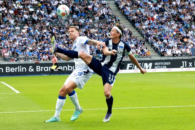 DEU, DFL, 2 FBL, Hertha BSC vs Karlsruher SC, 10 08 2025, Berliner Olympiastadion, Berlin, DEU, DFL, 2 FBL, Hertha BSC vs Karlsruher SC, im Bild Fabian Reese Hertha BSC Berlin 11 , Marcel Franke Karlsruher SC 28 DFL regulations prohibit any use of Photographs as image sequences and or quasi video nordphotoxGmbHx xEngler nph00076