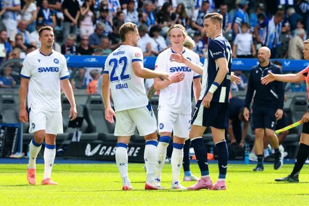 DEU, DFL, 2 FBL, Hertha BSC vs Karlsruher SC, 10 08 2025, Berliner Olympiastadion, Berlin, DEU, DFL, 2 FBL, Hertha BSC vs Karlsruher SC, im Bild Niklas Kolbe Hertha BSC Berlin 27 , Christoph Kobald Karlsruher SC 22 , David Herold Karlsruher SC 20 DFL regulations prohibit any use of Photographs as image sequences and or quasi video nordphotoxGmbHx xEngler nph00076