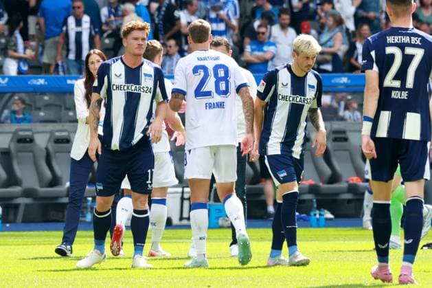 DEU, DFL, 2 FBL, Hertha BSC vs Karlsruher SC, 10 08 2025, Berliner Olympiastadion, Berlin, DEU, DFL, 2 FBL, Hertha BSC vs Karlsruher SC, im Bild Sebastian Groenning Hertha BSC Berlin 17 , Dawid Kownacki Hertha BSC Berlin 9 , Marcel Franke Karlsruher SC 28 DFL regulations prohibit any use of Photographs as image sequences and or quasi video nordphotoxGmbHx xEngler nph00076