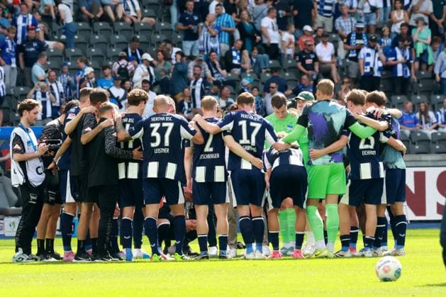 DEU, DFL, 2 FBL, Hertha BSC vs Karlsruher SC, 10 08 2025, Berliner Olympiastadion, Berlin, DEU, DFL, 2 FBL, Hertha BSC vs Karlsruher SC, im Bild Cheftrainer Stefan Leitl Hertha BSC Berlin , Hertha Spielerkreis DFL regulations prohibit any use of Photographs as image sequences and or quasi video nordphotoxGmbHx xEngler nph00076
