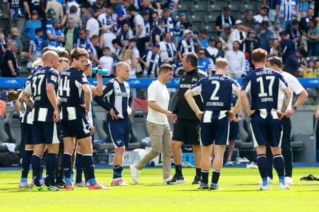 DEU, DFL, 2. FBL, Hertha BSC vs. Karlsruher SC, 10.08.2025, Berliner Olympiastadion, Berlin, DEU, DFL, 2. FBL, Hertha BSC vs. Karlsruher SC, im Bild Cheftrainer Stefan Leitl (Hertha BSC Berlin), Hertha-Spielerkreis DFL - regulations prohibit any use of Photographs as image sequences and or quasi-video nordphotoxGmbHx xEngler nph00076