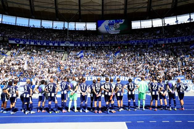 DEU, DFL, 2 FBL, Hertha BSC vs Karlsruher SC, 10 08 2025, Berliner Olympiastadion, Berlin, DEU, DFL, 2 FBL, Hertha BSC vs Karlsruher SC, im Bild Hertha Spielerkreis, Hertha BSC Fans DFL regulations prohibit any use of Photographs as image sequences and or quasi video nordphotoxGmbHx xEngler nph00076