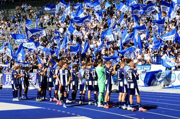 DEU, DFL, 2 FBL, Hertha BSC vs Karlsruher SC, 10 08 2025, Berliner Olympiastadion, Berlin, DEU, DFL, 2 FBL, Hertha BSC vs Karlsruher SC, im Bild Hertha Spielerkreis, Hertha BSC Fans DFL regulations prohibit any use of Photographs as image sequences and or quasi video nordphotoxGmbHx xEngler nph00076