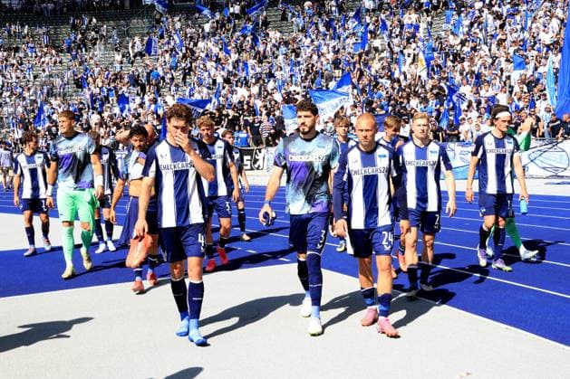 DEU, DFL, 2 FBL, Hertha BSC vs Karlsruher SC, 10 08 2025, Berliner Olympiastadion, Berlin, DEU, DFL, 2 FBL, Hertha BSC vs Karlsruher SC, in the picture Hertha players circle, Hertha BSC fans Linus Gechter Hertha BSC Berlin 44 , Agustn Rogel Hertha BSC Berlin 3 , Jon Dabur Thorsteinsson Hertha BSC Berlin 24 , Julian Eitschberger Hertha BSC Berlin 2 DFL regulations prohibit any use of Photographs as image sequences and or quasi video nordphotoxGmbHx xEngler nph00076