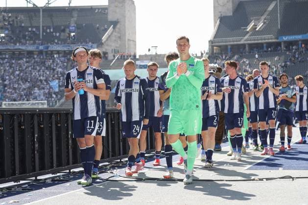 10 08 2025, xtgx, Soccer 2 Bundesliga, Hertha BSC Berlin Karlsruher SC emspor, v l Hertha um Fabian Reese Hertha, 11 und Tjark Ernst Hertha, 1 Dank sich bei den Fans enttaeuscht, enttäuscht, schaut enttaeuscht, niedergeschlagen, disappointed DFL DFB REGULATIONS PROHIBIT ANY USE OF PHOTOGRAPHS as IMAGE SEQUENCES and or QUASI VIDEO Berlin