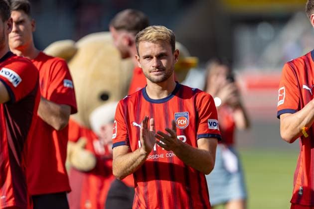 Crop from Leonardo Scienza FC Heidenheim, 08 cheers to fans in sunlight applause,, GER, 1 FC Heidenheim vs Parma Calcio, soccer, Max Lovers Cup, 2025 2026, 09 08 2025, DFL DFB REGULATIONS PROHIBIT ANY USE OF PHOTOGRAPHS AS IMAGE SEQUENCES AND OR QUASI VIDEO, GER, 1 FC Heidenheim vs Parma Calcio, Football, Max Liebhaber Pokal, 2025 2026, 09 08 2025 Heidenheim Copyright: xEibner-Pressefoto JanixPlessx EP_JPL