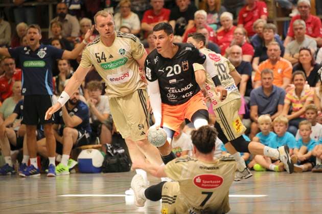 Photo AM Ball Luka MAROS Schaffhausen against Justus Fischer left , Hanover Burgdorf Handball Men international, pre-season preparation at the Heide Cup in Schneverdingen on Sun 10 08 2025 Hanover Burgdorf Kadetten Schaffhausen