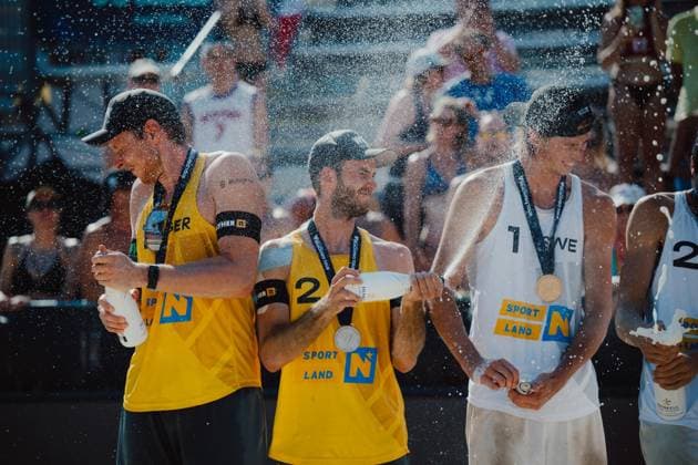 Beach volleyball, Beachvolleyball - Baden Challenge BADEN,AUSTRIA,10.AUG.25 - BEACH VOLLEYBALL - FIVB World Tour - Baden Challenge. Image shows the rejoicing of Nils Ehlers (GER), Clemens Wickler (GER) and Jacob Hoelting Nilsson (SWE).  GEPAxpictures xAlexanderxSolc