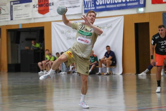10 08 2025, xgox, Handball Heide Cup Match for 3rd place TSV Hannover Burgdorf Kadetten Schaffhausen emspor, v l August Baskar Pedersen Hannover, 17 at Siebenmeter Schneverdingen