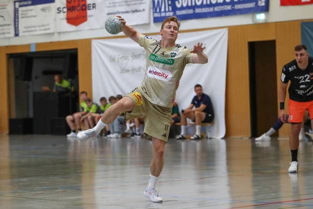 10 08 2025, xgox, Handball Heide Cup Match for 3rd place TSV Hannover Burgdorf Kadetten Schaffhausen emspor, v l August Baskar Pedersen Hannover, 17 at Siebenmeter Schneverdingen