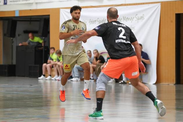 10 08 2025, xgox, Handball Heide Cup match for 3rd place TSV Hannover Burgdorf Kadetten Schaffhausen emspor, v l Sindre Aho Hannover, 27 on the ball, plays the ball Schneverdingen
