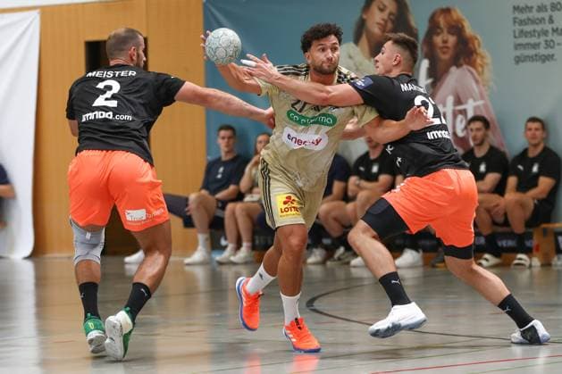 10 08 2025, xgox, Handball Heide Cup match for 3rd place TSV Hannover Burgdorf Kadetten Schaffhausen emspor, f l Lucas Meister Schaffhausen, 2 , Sindre Aho Hannover, 27 , Patrik Martinovic Schaffhausen, 22 duel, duel, fight, tackle Schneverdingen