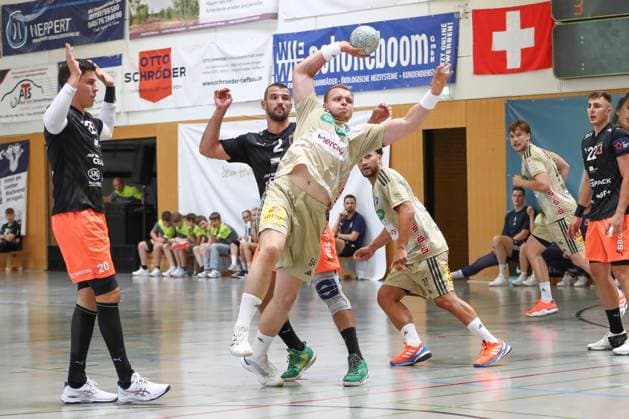 10 08 2025, xgox, Handball Heide Cup Match for 3rd place TSV Hannover Burgdorf Kadetten Schaffhausen emspor, v l Justus Fischer Hannover, 54 throws goal, Torschuetze, erzielt Tor, Treffer, scores the goal Schneverdingen
