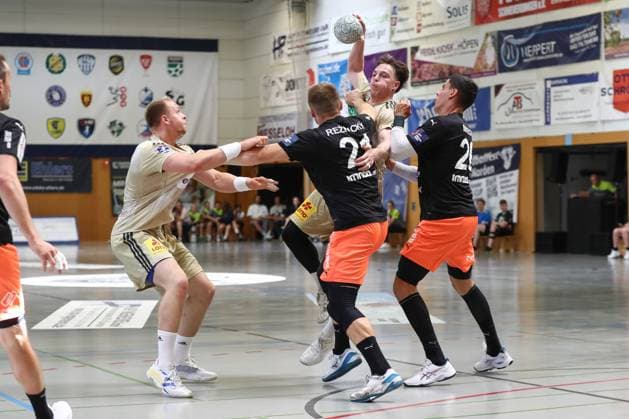 10 08 2025, xgox, Handball Heide Cup match for 3rd place TSV Hannover Burgdorf Kadetten Schaffhausen emspor, f l Justus Fischer Hannover, 54 , Daniel Reznicky Schaffhausen, 21 , Leif Tissier Hannover, 7 , Lukas Maros Schaffhausen, 20 duel, duel, fight, tackle Schneverdingen