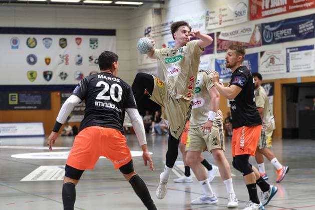 10 08 2025, xgox, Handball Heide Cup Match for 3rd place TSV Hannover Burgdorf Kadetten Schaffhausen emspor, v l Leif Tissier Hannover, 7 throws goal, Torschuetze, erzielt Tor, Treffer, scores the goal Schneverdingen