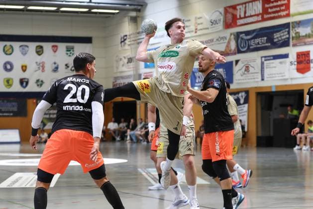 10 08 2025, xgox, Handball Heide Cup Match for 3rd place TSV Hannover Burgdorf Kadetten Schaffhausen emspor, v l Leif Tissier Hannover, 7 throws goal, Torschuetze, erzielt Tor, Treffer, scores the goal Schneverdingen
