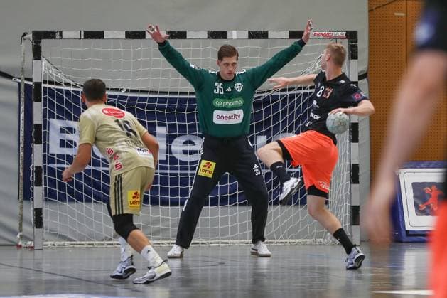 10 08 2025, xgox, Handball Heide Cup Match for 3rd place TSV Hannover Burgdorf Kadetten Schaffhausen emspor, f l Joel Birlehm Hannover, 35 on the seven-meter David Hrachivec Schaffhausen, 8 Schneverdingen