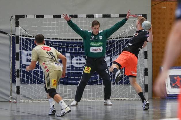 10 08 2025, xgox, Handball Heide Cup Match for 3rd place TSV Hannover Burgdorf Kadetten Schaffhausen emspor, f l Joel Birlehm Hannover, 35 on the seven-meter David Hrachivec Schaffhausen, 8 Schneverdingen