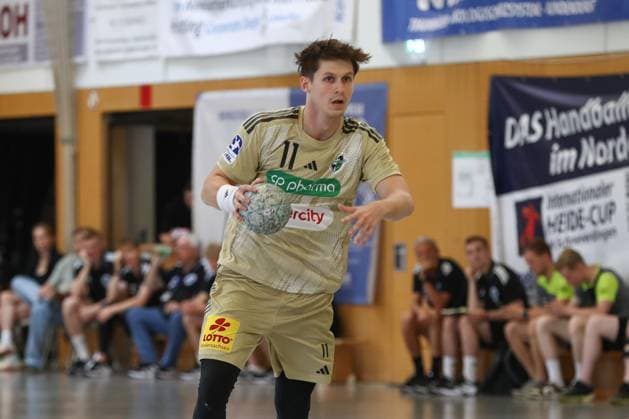 10 08 2025, xgox, Handball Heide Cup match for 3rd place TSV Hannover Burgdorf Kadetten Schaffhausen emspor, v l Maxim Orlov Hannover, 11 am Ball, plays the ball Schneverdingen