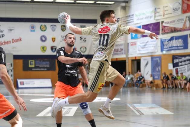 10 08 2025, xgox, Handball Heide Cup match for 3rd place TSV Hannover Burgdorf Kadetten Schaffhausen emspor, v l Renars Uscins Hannover, 10 throws goal, Torschuetze, erzielt Tor, Treffer, scores the goal Schneverdingen