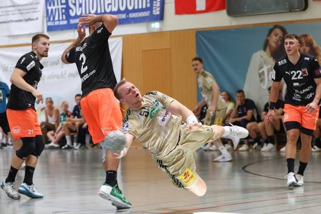 10 08 2025, xgox, Handball Heide Cup Match for 3rd place TSV Hannover Burgdorf Kadetten Schaffhausen emspor, v l Justus Fischer Hannover, 54 throws goal, Torschuetze, erzielt Tor, Treffer, scores the goal Schneverdingen