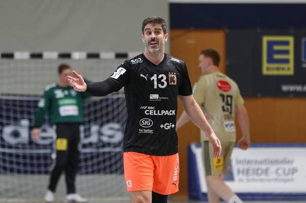 10 08 2025, xgox, Handball Heide Cup Match for 3rd place TSV Hannover Burgdorf Kadetten Schaffhausen emspor, v l Juan Castro Alvarez Schaffhausen, 13 Complains, complains, scolds Schneverdingen