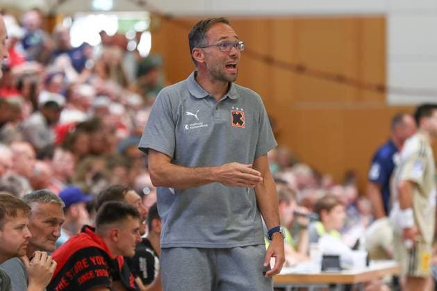10 08 2025, xgox, Handball Heide Cup match for 3rd place TSV Hannover Burgdorf Kadetten Schaffhausen emspor, f l Hrvoje Horvat Schaffhausen, coach gives instructions, gesticulates with his arms, gives instructions Schneverdingen