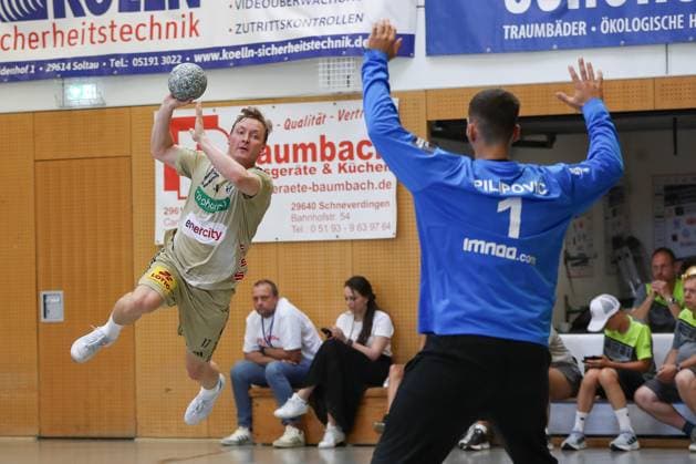10 08 2025, xgox, Handball Heide Cup match for 3rd place TSV Hannover Burgdorf Kadetten Schaffhausen emspor, v l hha17 throws goal, Torschuetze, erzielt Tor, Treffer, scores the goal Schneverdingen