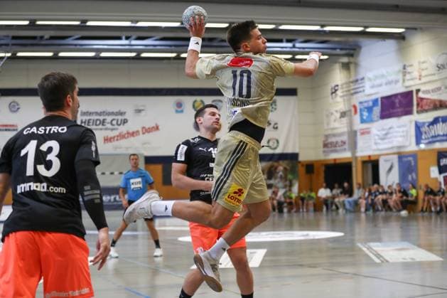 10 08 2025, xgox, Handball Heide Cup match for 3rd place TSV Hannover Burgdorf Kadetten Schaffhausen emspor, v l Renars Uscins Hannover, 10 throws goal, Torschuetze, erzielt Tor, Treffer, scores the goal Schneverdingen