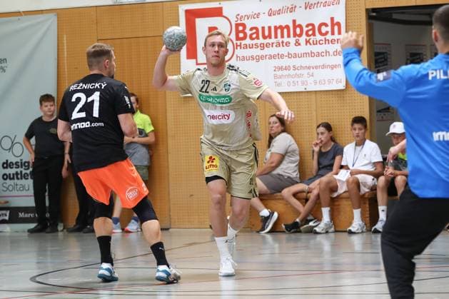 10 08 2025, xgox, Handball Heide Cup match for 3rd place TSV Hannover Burgdorf Kadetten Schaffhausen emspor, v l Marian Michalczik Hannover, 22 throws goal, Torschuetze, scores goal, Treffer, scores the goal Schneverdingen